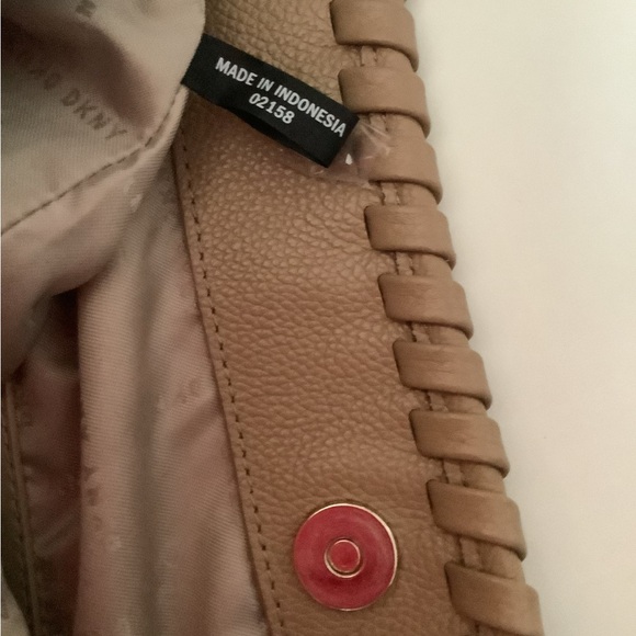 Elegant DKNY Women's Bag - Picture 8 of 10